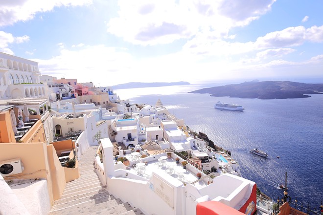 M&agrave;u chủ đạo của h&ograve;n đảo n&agrave;y l&agrave; trắng &ndash; xanh, v&agrave; c&agrave;ng rực rỡ hơn khi c&oacute; nắng.